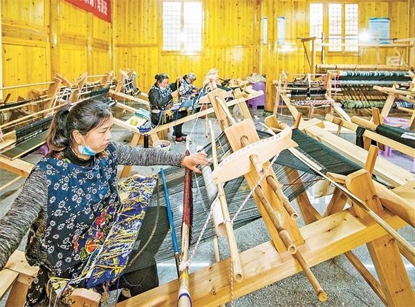 秀山土家族苗族自治县清溪场镇大寨村，土家织锦非遗工坊内，绣娘正在加紧生产土家织锦。